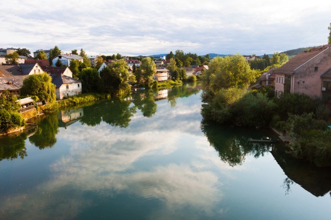 Eine neue Stadt in der Umarmung einer grünen Schönheit.