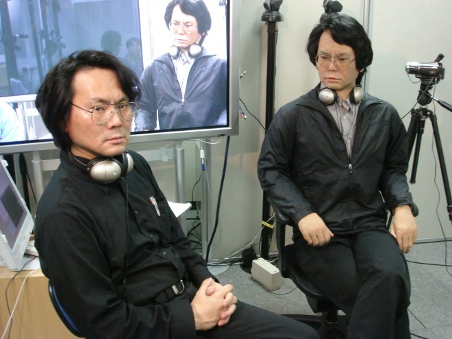 prof. Hiroshi Ishiguro e seu "amigo" Robô Humanóide - Gemonoid HI-1.