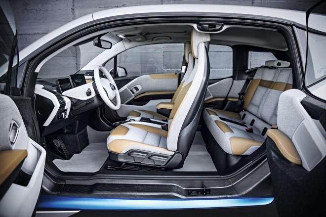 BMW i3 // combinatie - carbon, leer, kunststof en hout... En zeker een van de meer futuristische interieurs. 