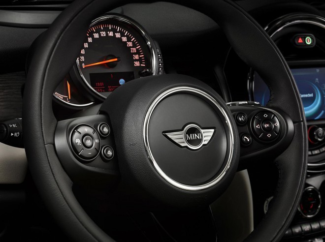 Le fameux compteur de vitesse se déplace de la console centrale derrière le volant. De nombreux passionnés ne seront pas d’accord avec cette démarche des concepteurs.