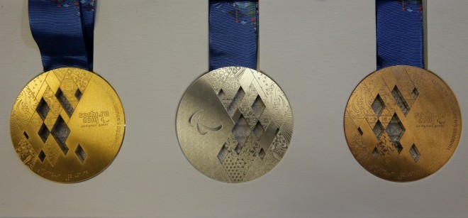 9. Zlatá medaila OH v Soči 2014 obsahuje 516 gramov striebra a 6 gramov zlata. Kým zisk zlatej medaily je pre súťažiacich zážitok na nezaplatenie, Rusko za zisk medaily sľubuje každému zo svojich súťažiacich ďalších 90-tisíc eur.