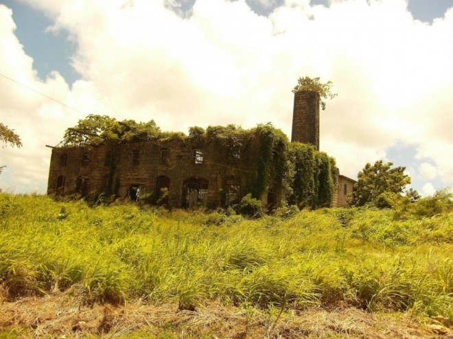 Opuszczona destylarnia na Barbadosie.