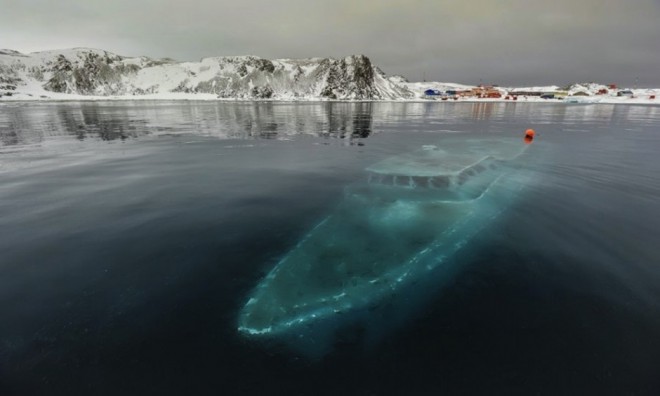Zatopiony jacht, Antarktyda.