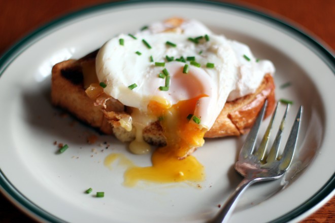Zakrknjeno jajce na toastu. Foto: cookinginsens.com