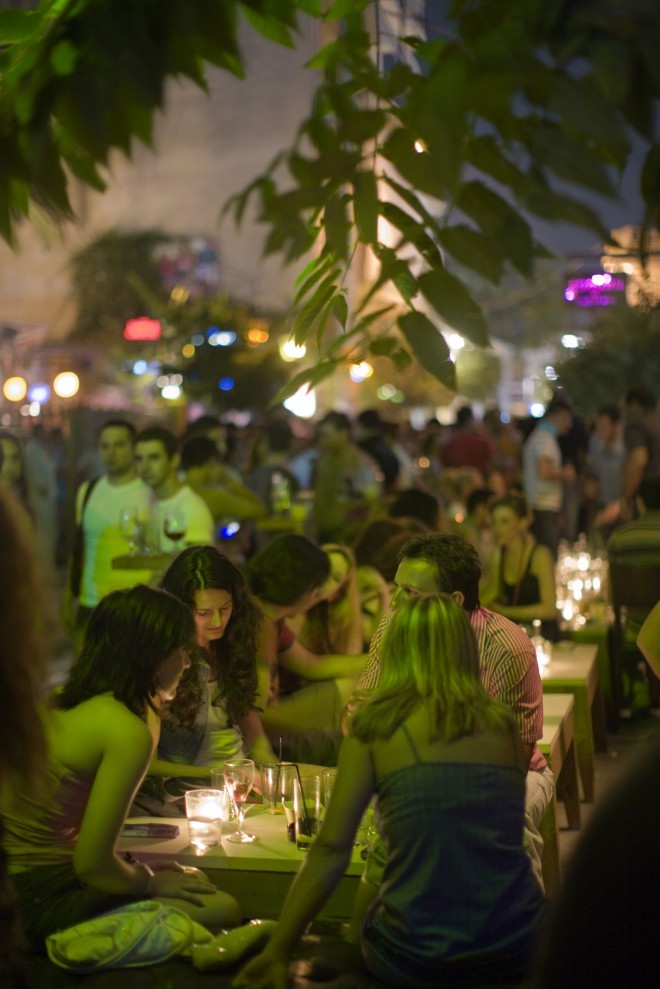 Noci v Aténach môžete stráviť na pláži alebo v okolí starožitných reštaurácií.
