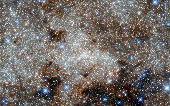 Chociaż są małe, gwiazdy neutronowe można zobaczyć ze względu na ich szybką rotację. Zdjęcie: Teleskop Kosmiczny