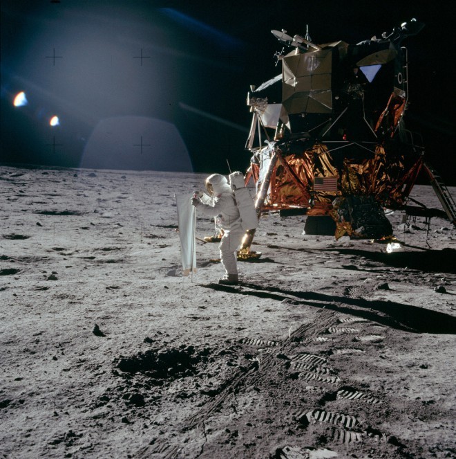 Oczekuje się, że ślady stóp astronautów programu Apollo pozostaną na Księżycu przez co najmniej 100 milionów lat. Zdjęcie: Nauki o planetach