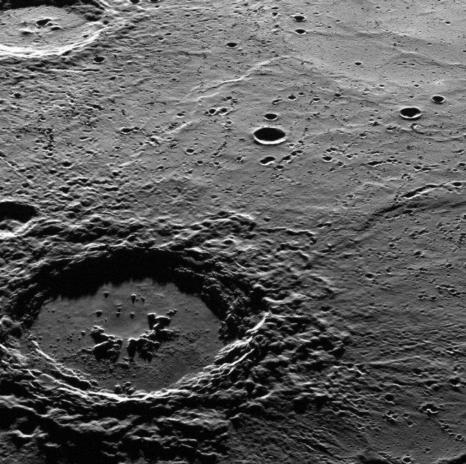 Największą odkrytą asteroidą jest ogromna skała kosmiczna zwana Ceres. Foto: Linternauci