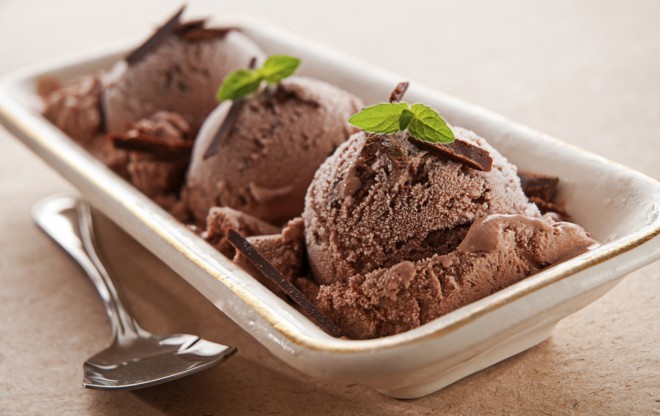 Doma narejeni čokoladni sladoled. Foto: ThinkStock