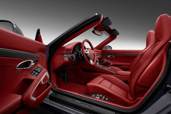 Wnętrze jest ubrane w krzyczący czerwony kolor „Carrera Red”, a także dodano wiele aluminiowych i karbonowych akcesoriów.