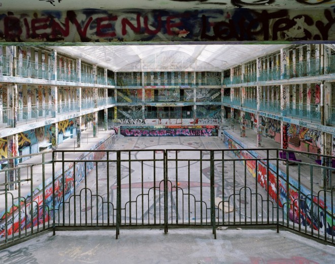 The colorful facades and graffiti-strewn interior of the pool completely changed the image of the once famous luxury hotel.