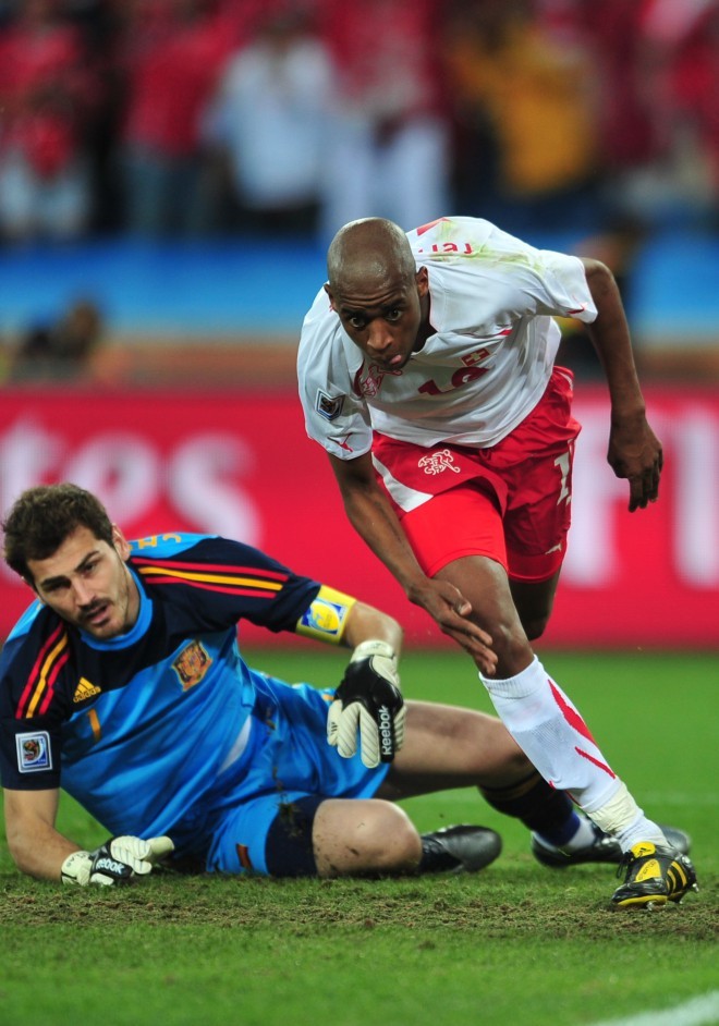 伊克尔·卡西利亚斯 (Iker Casillas) 和盖尔森·费尔南德斯 (Gelson Fernandes)，回顾 2010 年南非世界杯，西班牙队 1:0 输给瑞士队。照片：Adidas Archive