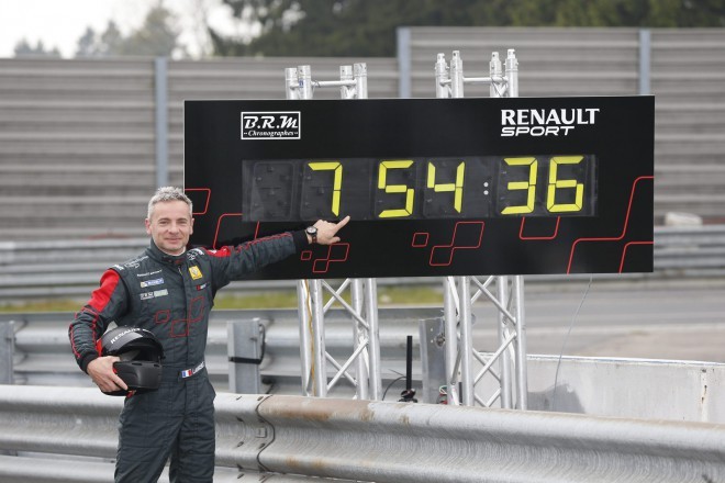 Renault sicer ni dosegel tako željenega rezultata 7:45, ampak tudi 7:54:36 je bilo dovolj za ponovni prevzem rekorda proge vozil na prednji pogon.