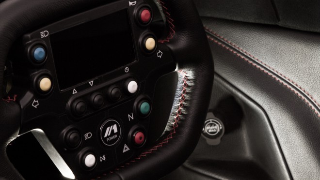 Notranjost vozniku daje zelo športne občutke, vključno z volanskim obročem podobnim tistim pri F1 dirkalnikih in z menjalnimi naperki na volanu. 