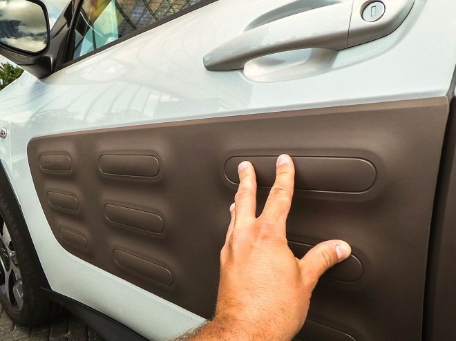 Zaščitni element - Airbump-  iz termoplatičnega poliuretana je nameščen na vratih in odbijačih.  Avto pa tako zaščiten na najbolj poškodbam izpostavljenih delih.