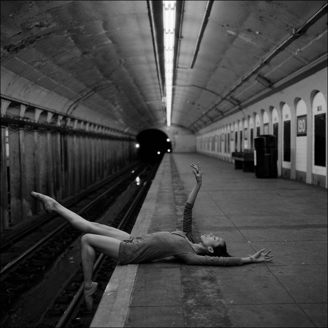 Eleganca balerin v kontrastu z neusmiljenim urbanim okoljem.