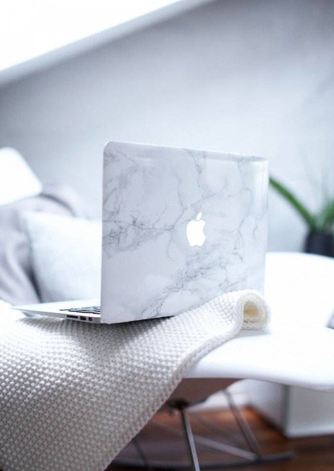 Laptop in Marmorfarbe