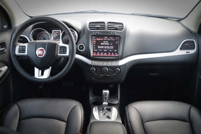 Potniška kabina je znana že iz modela journey, čeprav so pri Fiatu dobro skrili sorodnost in ji dodali nekaj italijanskega pridiha. Kljub temu pa to ni značilen fiat, za kaj takega mu manjka nekaj igrivosti. 