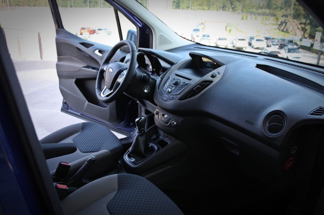 The interior is the same as in the B-max, the quality of the materials is also not lagging behind. Considering the segment, there is also a surprising amount of comfort equipment in the form of a heated windshield, sync system and factory navigation.