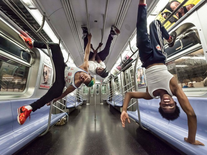 Plesalci na podzemni železnici v New Yorku. 