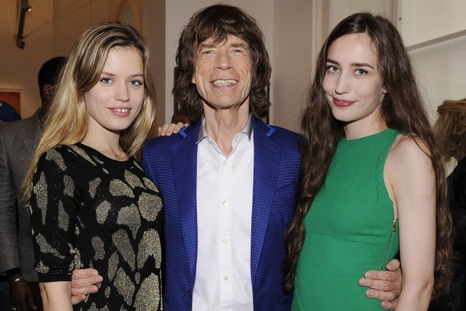 Mike Jagger z lepima hčerkama