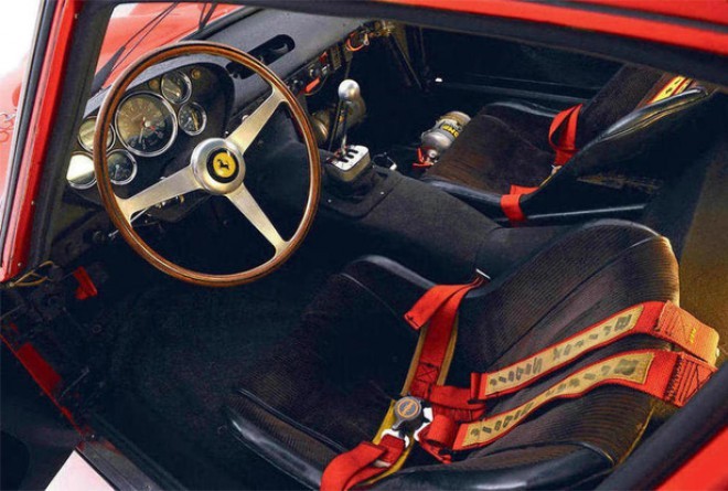 Na tem sedežu je sedel slavni francoski dirkač Jo Schlesser, ki je leta 1962, s tem avtomobilom doživel hudo nesrečo, ki je sovoznika Henrija Oreillerja stala življenja.