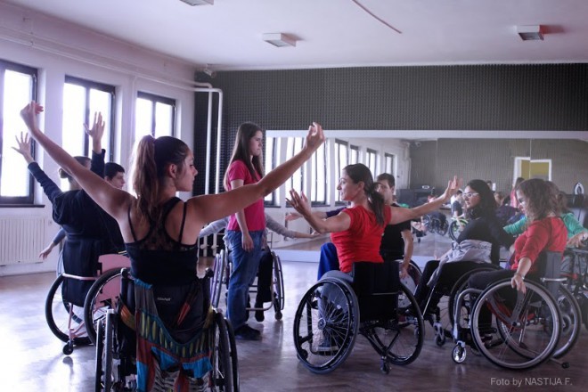 Na plesni vaji invalidov in baletnikov za predstavo MOVE.ING v režiji Borisa Cavazze.