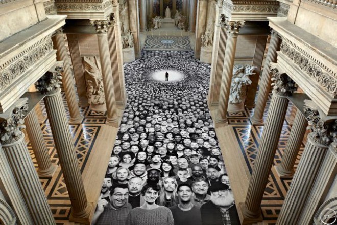 JR und seine Porträts im Pantheon.