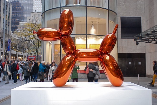 Koonsov oranžni balonasti pes, ki je bil lani prodan za vrtoglavih 58,4 milijonov dolarjev.