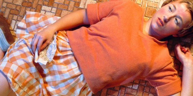 Untitled 96, fotografija Cindy Sherman, ki je bila prodana za kar 3,89 milijonov dolarjev.