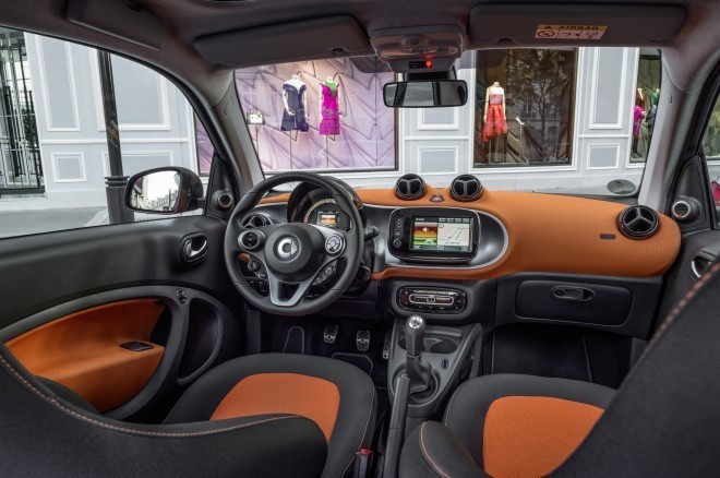 Inside, the new New SMART continues the story of the old SMART, where playful round elements dominated. Adds - modernity. 