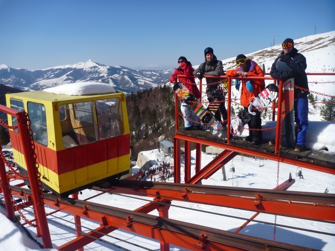 Słoweńscy snowboardziści biorący udział w projekcie filmowym Untouched Project, w tle ośrodek narciarski Brezovica.