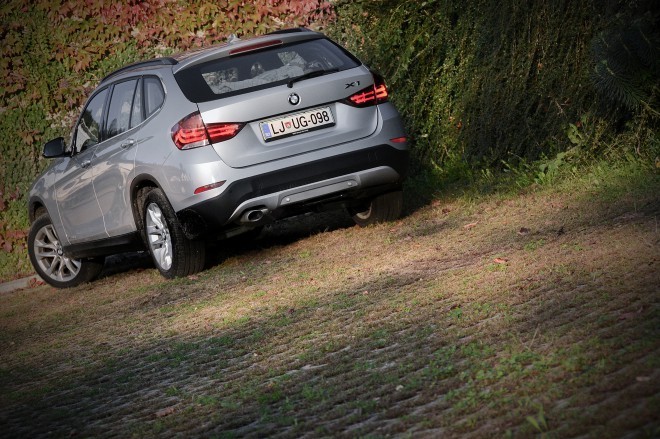 The rear part and the nose of the vehicle are nicely complemented by accessories in gray color, which also indicate an off-road mission, but it is able to annoy the driver with a fairly large "belly" outside of well-maintained roads, due to only a 19-centimeter clearance from the ground.