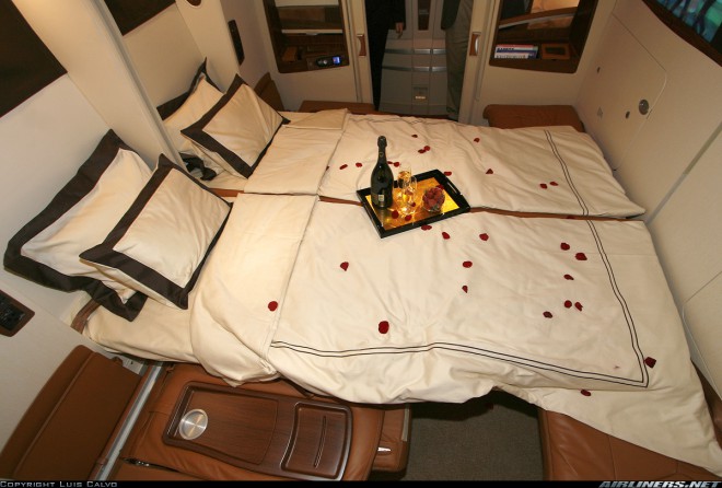 Airbus A380의 프라이빗 스위트에서 여행 시작부터 VIP처럼 대우받으실 수 있습니다.