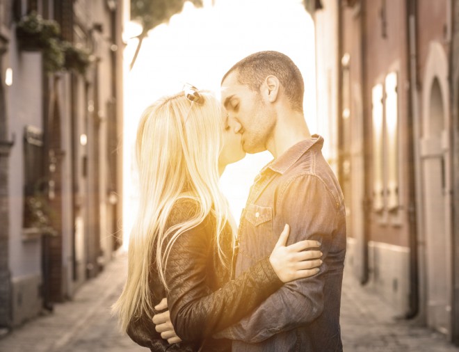 Pari si  pri poljubu delijo podobne ustne bakterije.