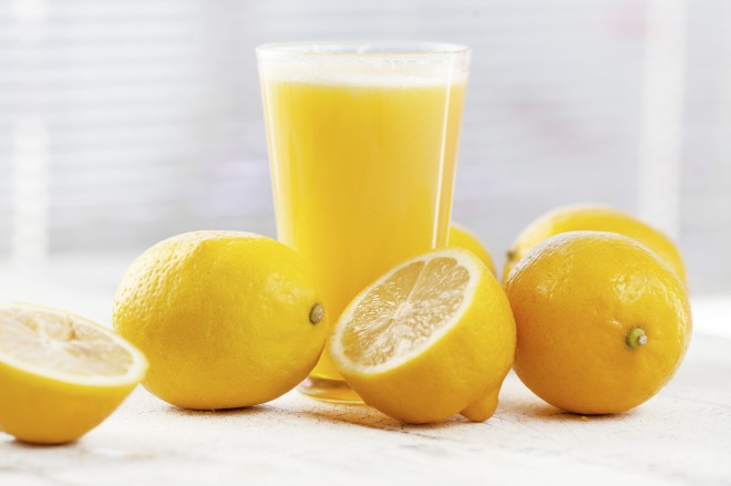 O limão acidifica o corpo.