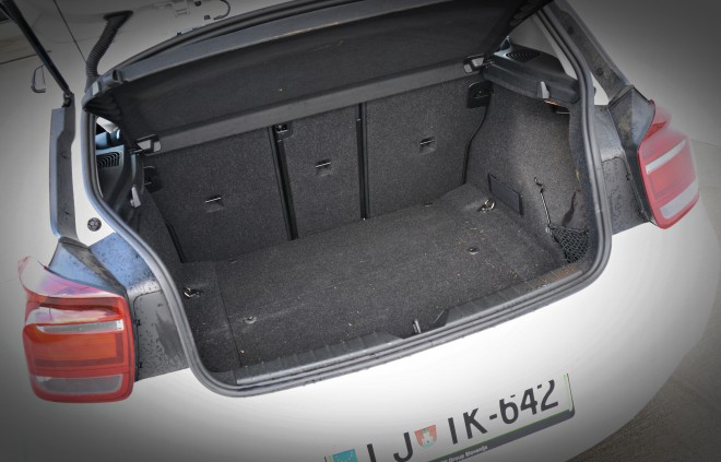I ve druhé řadě a kufru je stejně prostorný jako u jednotek s pohonem dvou kol, do kufru se tedy vejde 360 až 1200 litrů zavazadel.