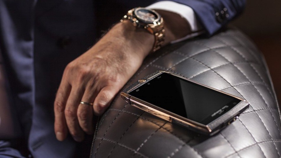 Finger slikker smartphone.
