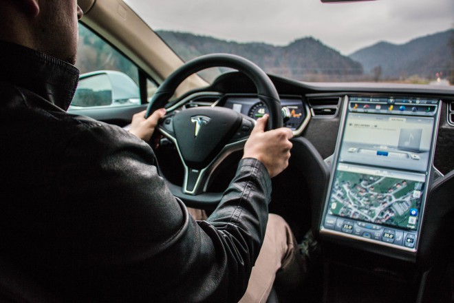 Tesla tako ne premore praktično nobenega gumba. Namesto tega kraljuje velikanska tablica, kjer so vse funkcije avtomobila. 