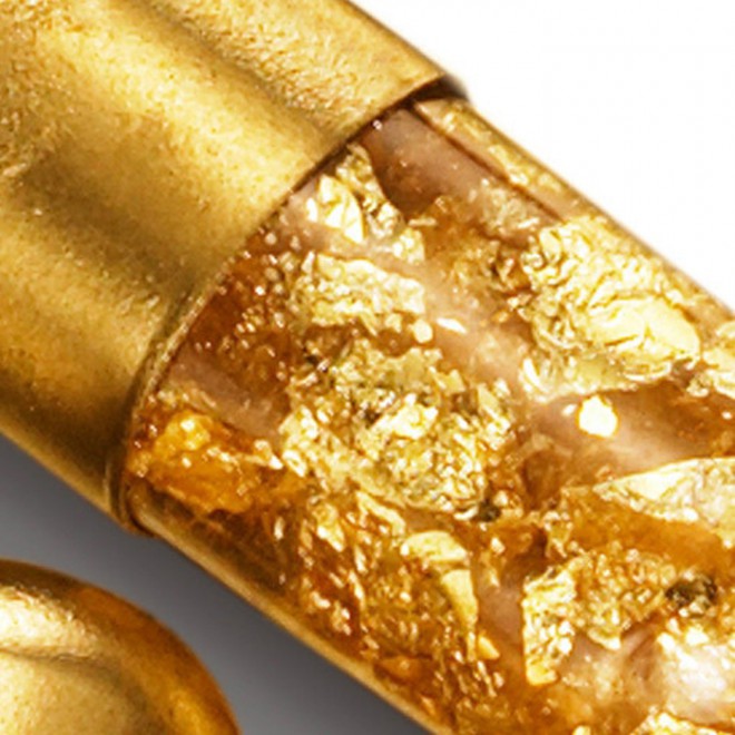 Kapsle Gold Pill je naplněna 24karátovým zlatem ve formě lístků a máčena ve zlatě pro extra lesk.