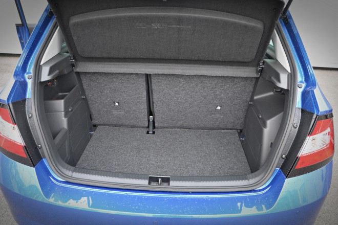 The trunk is above average spacious with 330-1,150 liters, and the same applies to the equipment and flexibility in the form of a two-level shelf and a double bottom of the trunk as well as numerous hooks, partitions and nets. 