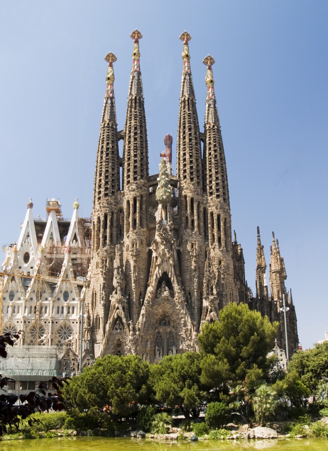 Die Sagrada Familia wurde architektonisch von dem berühmten spanischen Architekten Antoni Gaudí entworfen.