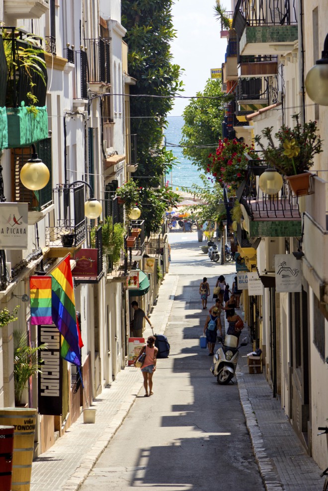 Pisane ulice romantičnega obmorskega mesta Sitges.