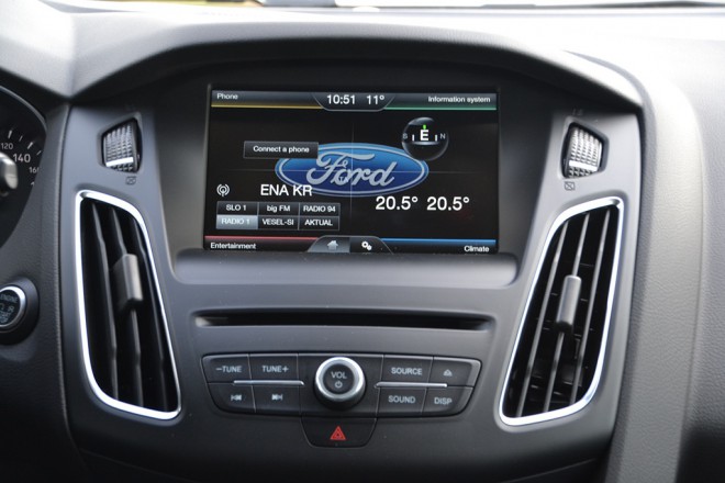 Pri Fordu pravijo, da so se z novim zaslonom na dotik "znebili" kar 40 odstotkov gumbov, kar je bila pogosta kritika pri predhodniku.