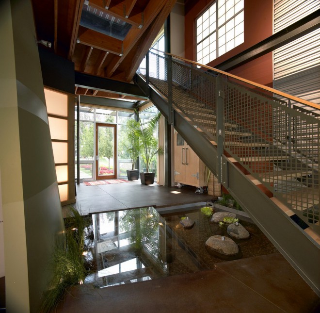 Vodni elementi v notranjosti doma predstavljajo popolno sožitje z naravo in trend za dom v letu 2015.