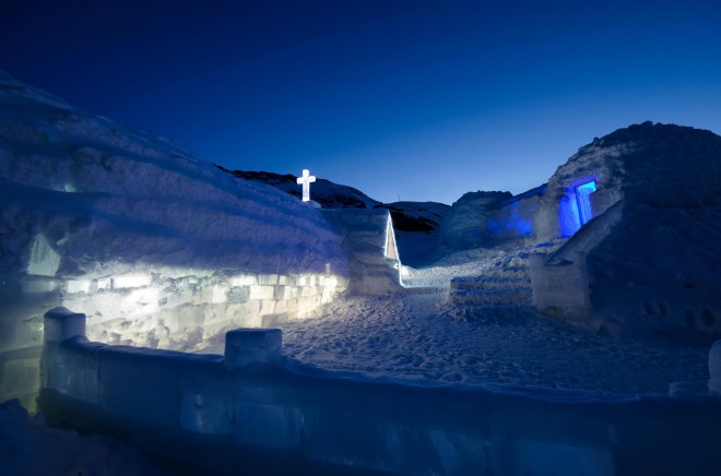 Med raziskovanjem gotskih znamenitosti lahko prenočimo v Ledenem hotelu na jezeru Balea