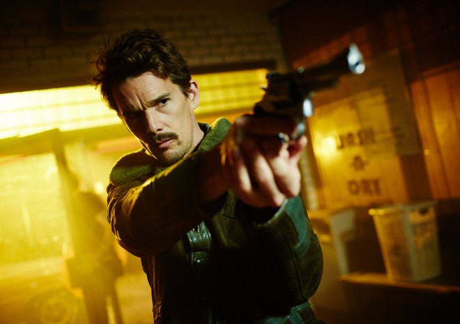 Ethan Hawke v filmu Predestination.