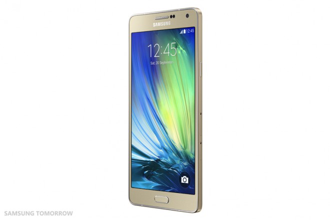 Samsung Galaxy A7, eden najtanjših Samsungovih mobilnikov, se je tako pridružil družini, ki vključuje Samsung Galaxy A3 in A5. 
