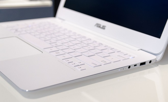De Asus ZenBook UX305 heeft een volledig toetsenbord.