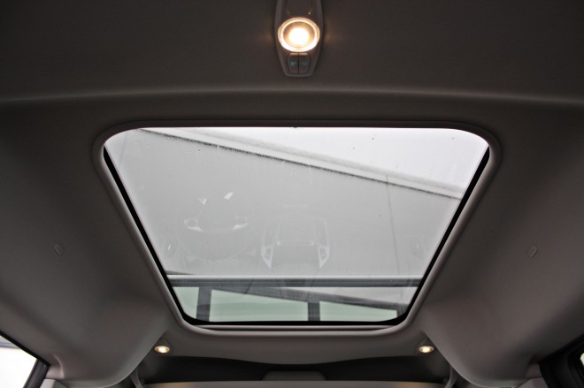 Nelogična postavitev LED lučk za osvetlitev potniške kabine, postane logična, če se med opremo TCja znajde tudi veliko panoramsko okno. To premore električni zastor in naredi kabino še veliko bolj zračno in prijazno.